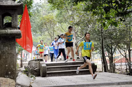 Các VĐV đua tài tại giải Việt dã leo núi Yên Tử tháng 4-2011. Ảnh: Nguyễn Duy