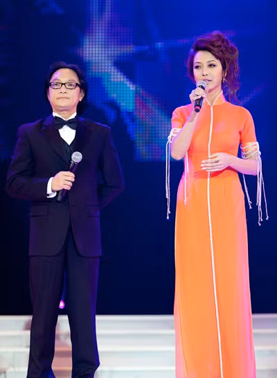 Áo dài là lựa chọn đầu tiên của người đẹp. Bộ áo dài màu cà rốt cô mặc không chỉ tôn vóc dáng mà còn thể hiện sự nền nã và kín đáo của người con gái Việt.
