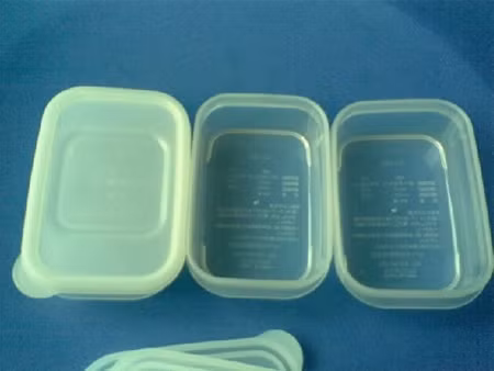 Hộp nhựa không nhãn mác giá chỉ vài nghìn đồng một chiếc