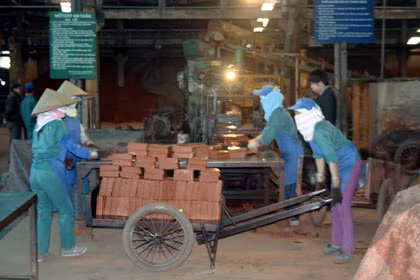 Sản xuất gạch ốp lát tại Công ty CP Xây dựng Giếng Đáy. Ảnh: Hữu Việt