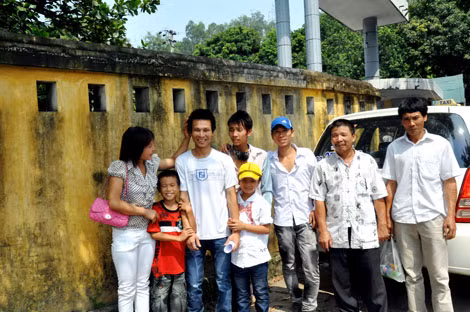 Đại gia đình vui mừng, phấn khởi đón người thân (Trần Đan Duy, SN 1988, đứng thứ ba trái qua phải) về đoàn tụ với gia đình.