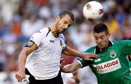 Soldado (bên trái) tranh bóng với một cầu thủ Racing.