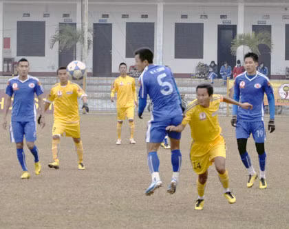 TQN (áo xanh) đã không thể hoàn thành giấc mơ V-League của mình ở mùa bóng năm nay.