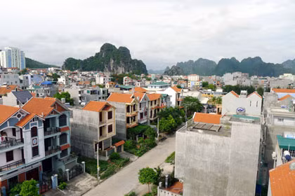  Nhiều khu vực giá đất trên thị trường chênh lệch nhiều lần so với khung giá đất của nhà nước. Trong ảnh: Khu đô thị mới Cột 5 - Cột 8 (TP Hạ Long).