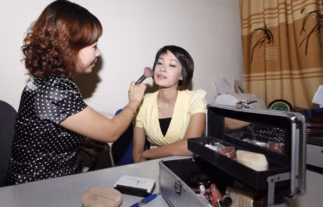 Biên tập viên trang điểm trước giờ lên hình.