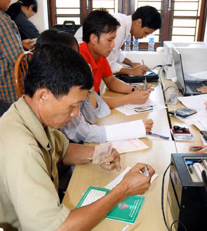  Làm thủ tục vay vốn HSSV tại Ngân hàng CSXH huyện Đông Triều.