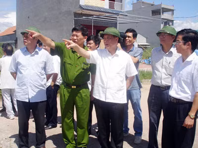 Đồng chí Đỗ Thông, Phó Chủ tịch Thường trực UBND tỉnh kiểm tra những vướng mắc trong giải phóng mặt bằng dự án Tây Ka Long.