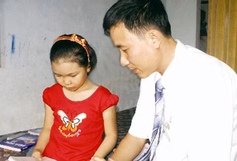 Em Thanh Ngọc cùng với thầy.