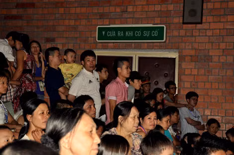 Khán phòng đêm diễn chật cứng khán giả.