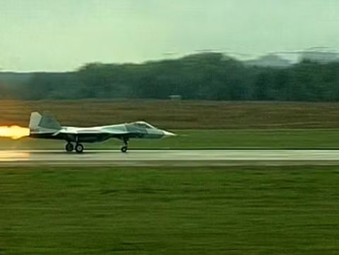 Lửa phát ra từ máy bay T-50. Ảnh: RIA