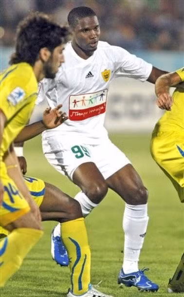 Etoo (áo trắng) ngay lập tức ghi dấu ấn tích cực trong trận đấu chơi cho Anzhi.