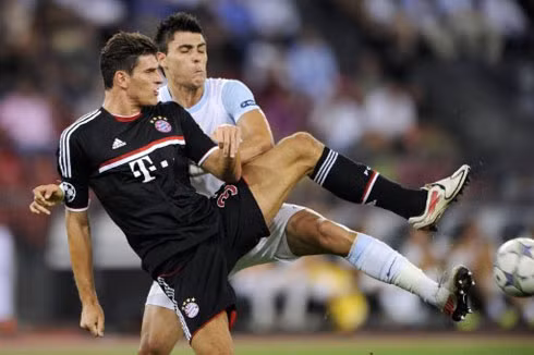 Một bàn thắng của Gomez (áo đen) là quá ít so với số cơ hội mà Bayern tạo ra. Ảnh: AFP.