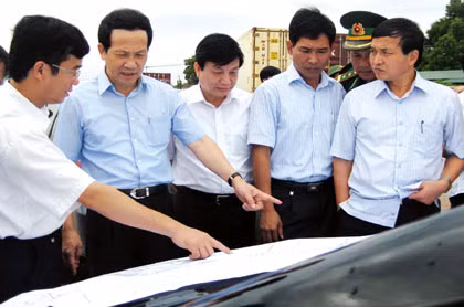 Đồng chí Nguyễn Văn Thành, Phó Chủ tịch UBND tỉnh (thứ hai, trái sang) kiểm tra, khảo sát hoạt động xuất nhập khẩu hàng hoá tại điểm thông quan Lục Lầm.