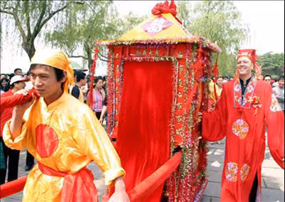 Một đám cưới theo nghi thức truyền thống tại Trung Quốc. Ảnh: People Daily.