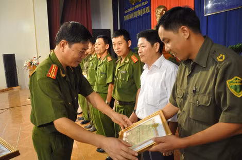 Đại tá Đỗ Văn Lực, Phó Giám đốc Công an tỉnh, Phó BCĐ thực hiện phong trào toàn dân bảo vệ ANTQ tỉnh tặng giấy khen của Công an tỉnh cho các tập thể đạt thành tích xuất sắc trong 5 năm thực hiện cuộc vận động.