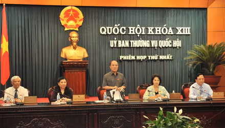Chủ tịch Quốc hội Nguyễn Sinh Hùng (giữa) cùng các Phó Chủ tịch Quốc hội (từ trái sang): Uông Chu Lưu, Tòng Thị Phóng, Nguyễn Thị Kim Ngân, Huỳnh Ngọc Sơn.