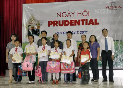 Đại diện lãnh đạo Báo Quảng Ninh và chi nhánh Prudential tại Quảng Ninh trao học bổng và tặng quà cho học sinh có hoàn cảnh đặc biệt khó khăn của huyện Vân Đồn.
