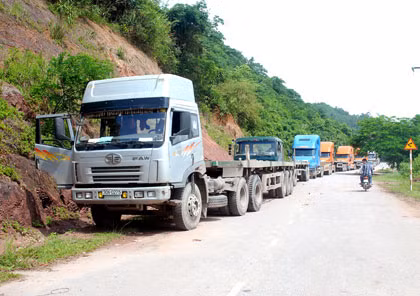  Xe ôtô vận chuyển chờ bốc xếp container tại cảng Mũi Chùa.