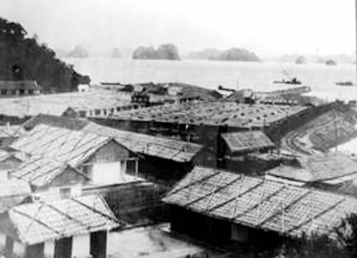 Đường Bến Tàu và núi Cốt mìn năm 1917. Một góc Nhà sàng Cửa Ông năm 1923. Khu 9a, phường Cửa Ông năm 1955.