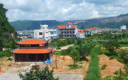 Khu đền thờ liệt sĩ Vũng Đục, phường Cẩm Đông.
