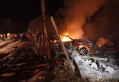 Người Palestine ở Gaza City dập lửa sau cuộc oanh kích của Israel . Ảnh: AFP.