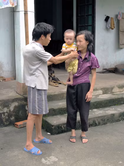 Hiền (cùng con trai) và Lành - những đứa con không toàn vẹn của ông Bảo.