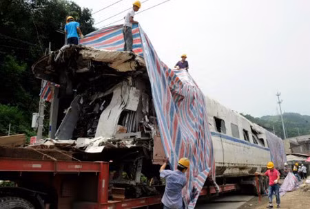 Một toa tàu bị hư hỏng sau tai nạn hồi tháng 7. Ảnh: AFP.
