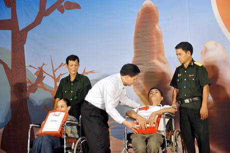 Ông Nguyễn Như Hiền, Phó Chủ tịch Thường trực HĐND tỉnh tặng quà cho các nạn nhân da cam/dioxin.