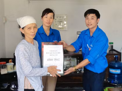 Thực hiện tốt công tác đền ơn đáp nghĩa, tặng nhiều phần quà cho gia đình chính sách.