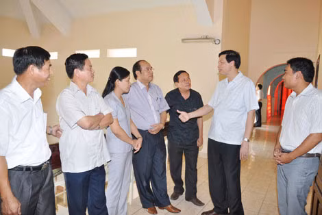 Phó Bí thư Tỉnh ủy Nguyễn Đức Long (thứ hai, phải sang) trò chuyện với các đại biểu dự hội nghị.