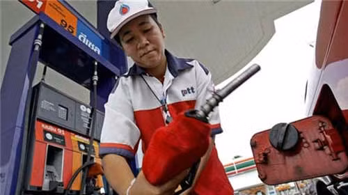 Bơm xăng với giá mới ngày 27-8 tại Thái Lan - Ảnh: BSN News