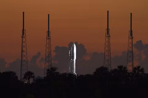 Tên lửa Atlas V trong Trung tâm vũ trụ Kennedy, mũi Canaveral, bang Florida. Cảnh tượng được chụp trước khi Atlas V đẩy phi thuyền Juno ra ngoài trái đất để bay về phía sao Mộc vào ngày 5/8. Ảnh: NASA. 