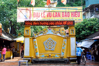 Cồng chùa Long Tiên (TP Hạ Long) được trang trí lộng lẫy đón lễ Vu Lan