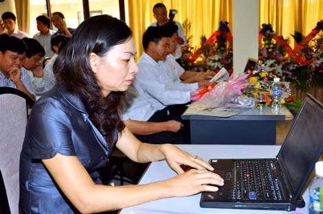 Ngay sau khi khai trương phiên bản mới, các đại biểu đến dự lẽ kỷ niệm đã truy cập vào Báo Quảng Ninh điện tử.