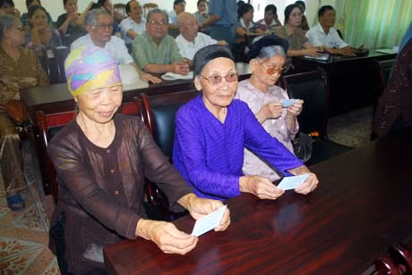 Niềm vui thể hiện rất rõ trên khuôn mặt người già, khi họ có tấm thẻ ưu tiên khám bệnh trong tay.