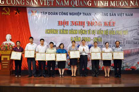 Đồng chí Bùi Văn Khích, Phó Tổng Giám đốc, Trưởng Ban Vì sự tiến bộ phụ nữ Tập đoàn Công nghiệp Than-Khoáng sản Việt Nam tặng bằng khen của Bộ Công thương cho các tập thể, cá nhân có thành tích xuất sắc trong thực hiện chương trình vì sự tiến bộ của phụ nữ.