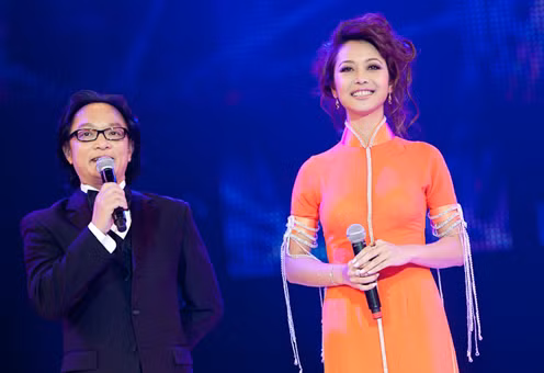 Cùng dẫn với Jennifer Phạm còn có nhiều MC nam khác. 