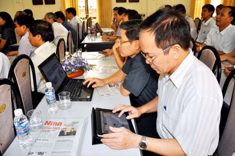 Ngay sau khi khai trương phiên bản mới, các đại biểu đến dự lẽ kỷ niệm đã truy cập vào Báo Quảng Ninh điện tử.
