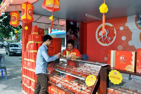 Khách hàng tới chọn mua bánh tại quầy bán bánh Trung thu Kinh Đô (đường Lê Thánh Tông, TP Hạ Long).