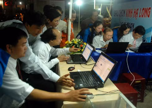 Bầu chọn vịnh Hạ Long là kỳ quan thế giới trong khai mạc "Tuần lễ văn hóa biển, đảo" tại Quảng Ngãi. Ảnh: Trí Tín
