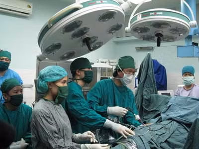 Với đội ngũ bác sĩ hàng đầu, Bệnh viện Việt Đức đã phẫu thuật nhiều ca phức tạp.
