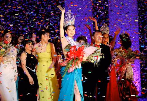Ngọc Trinh đăng quang Hoa hậu VN Quốc tế.