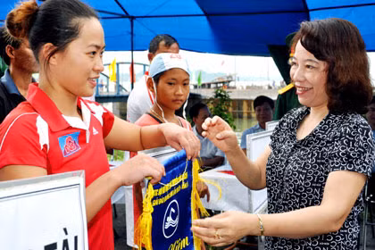 Đồng chí Vũ Thị Thu Thuỷ, Phó Chủ tịch UBND tỉnh động viên các đội trước giờ thi đấu. Ảnh: Đỗ Phương