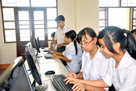 Thầy Phạm Đức Huy (người đứng) cùng các học trò của mình.