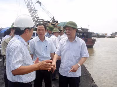 Đồng chí Đỗ Thông kiểm tra vuớng mắc trong thi công mở rộng cảng Điền Công.