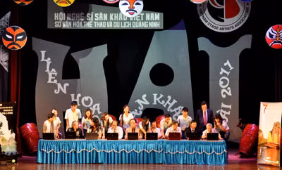 Đại diện các nghệ sĩ, diễn viên trực tiếp bầu chọn cho Vịnh Hạ Long là 1 trong 7 kì quan thiên nhiên Thế giới.