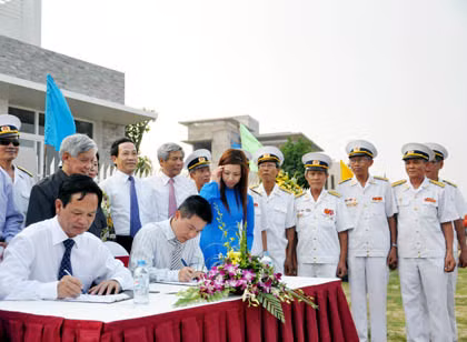 ông Đào Hồng Tuyển, Chủ tịch tập đoàn Tuần Châu và GS Ngô Bảo Châu ký kết bàn giao ngôi nhà trị giá 3 triệu USD cho Viện nghiên cứu cao cấp về Toán