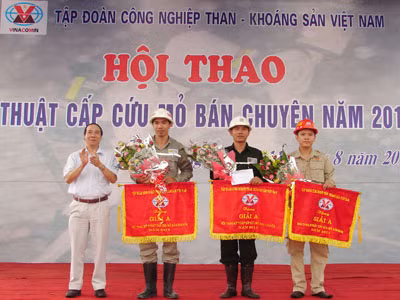 Đồng chí Vũ Thành Lâm, Phó Tổng Giám đốc Tập đoàn Công nghiệp Than-Khoáng sản Việt Nam trao giải A cho 3 đơn vị đạt thành tích xuất sắc trong hội thao.