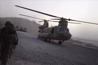 Lính Mỹ và một chiếc trực thăng Chinook tại Afghanistan. Ảnh: AFP