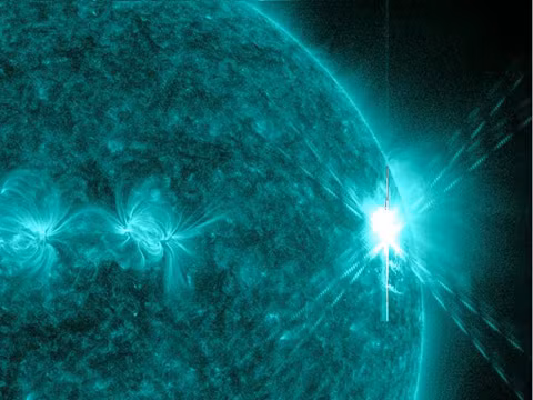 Ngày 9/8, phi thuyền Solar Dynamics Observatory của Mỹ phát hiện vụ nổ lớn nhất trên mặt trời trong vòng hơn 4 năm qua. Bức ảnh được chụp bằng camera có khả năng thu nhận tia cực tím. Ảnh: NASA. 
